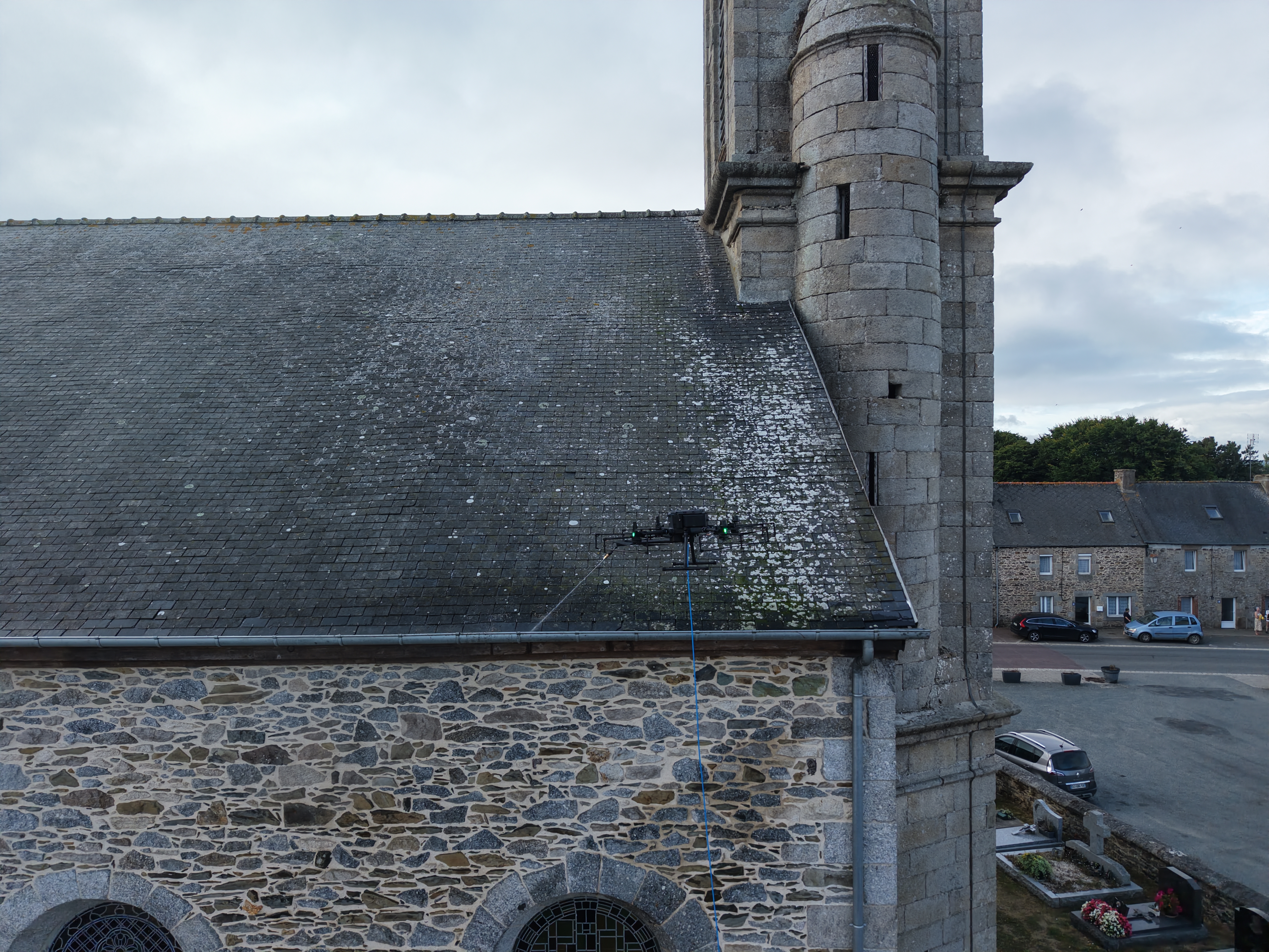 Démoussage de toiture par drone dans les Côtes-d'Armor
